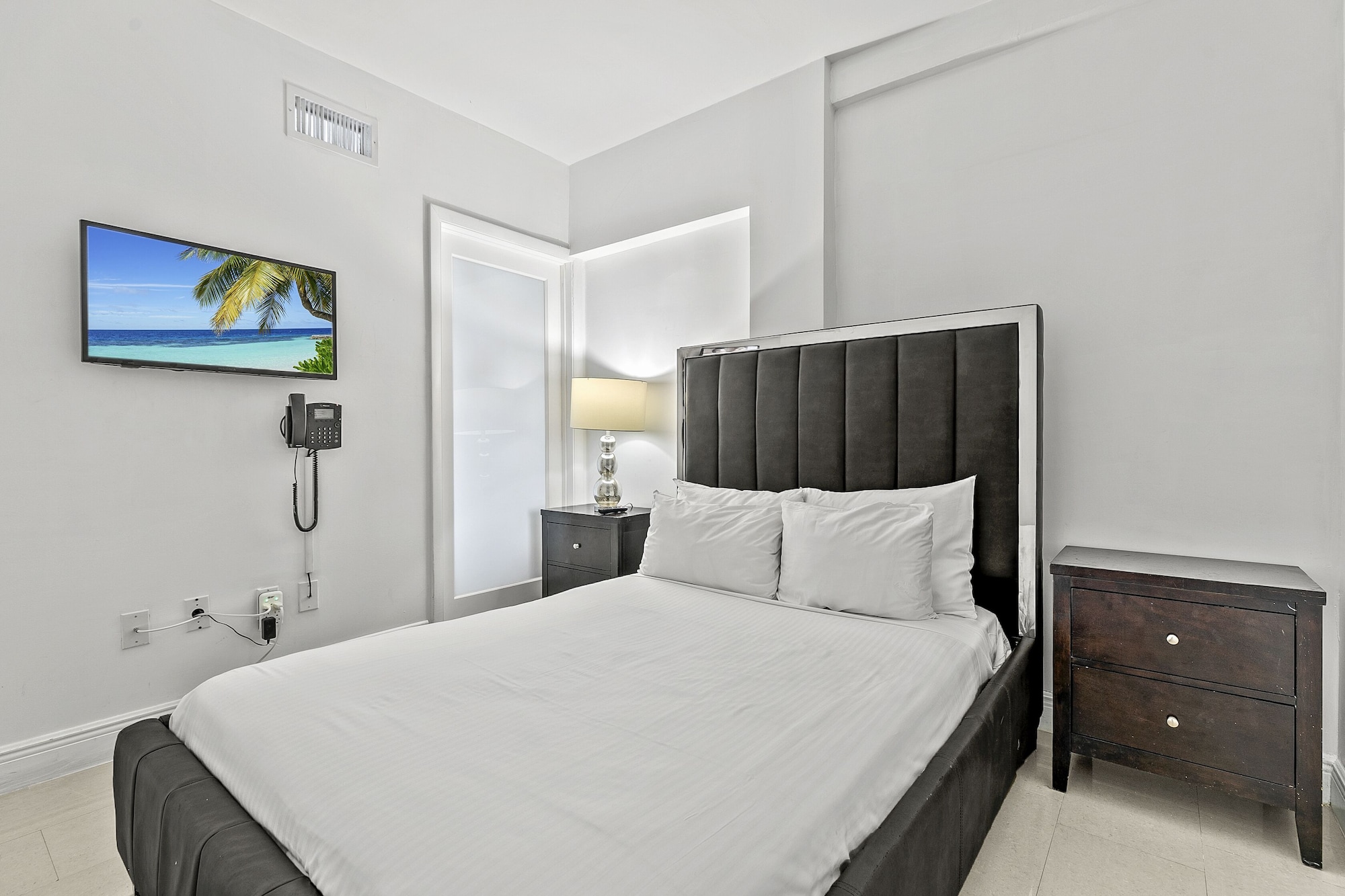 GROUP ROOM, SUITE