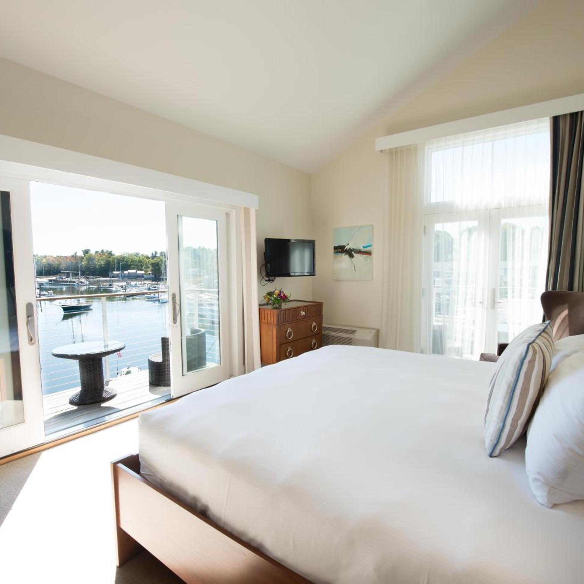The Boathouse Waterfront Hotel 10/55