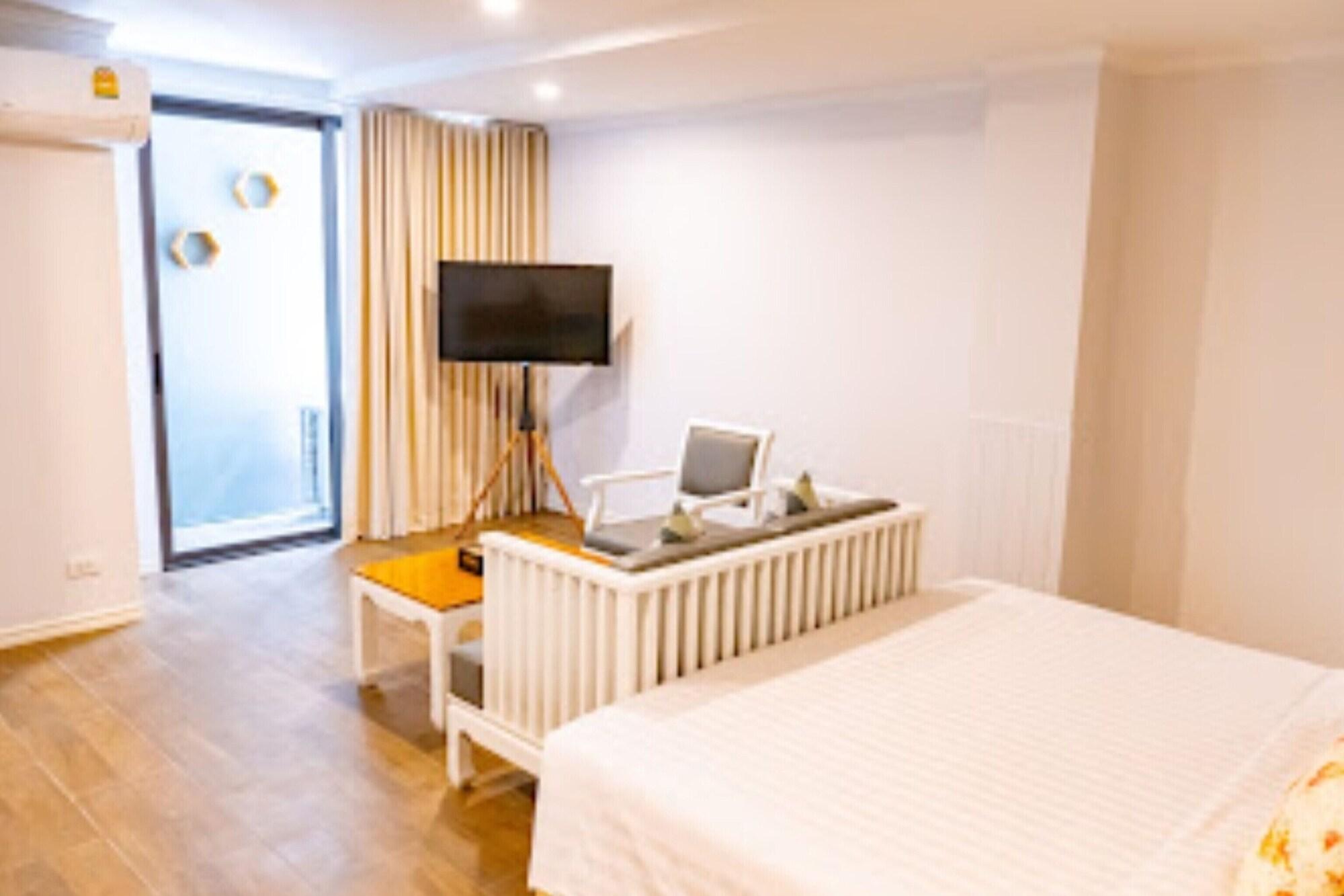 J Place Hotel by ZUZU 21/50