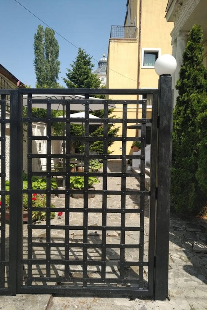 PRINCE RESIDENCE(FORMERLY VESUVIO PRICE RESIDENCE APARTHOTEL) 3/75