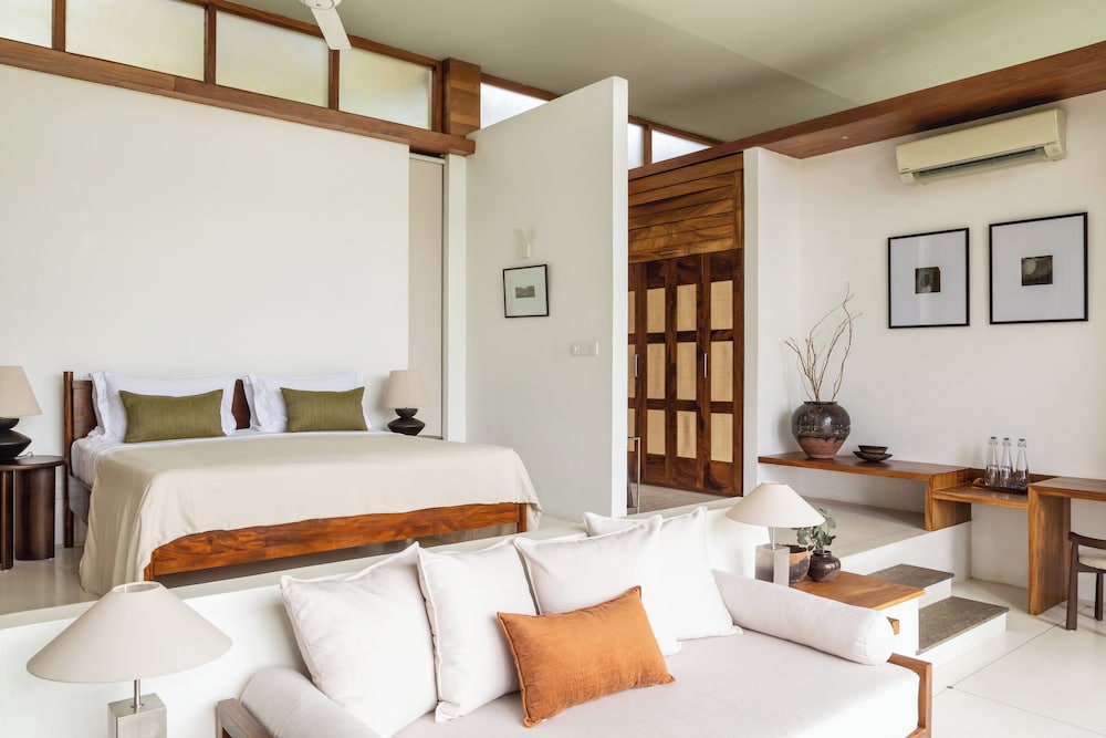 Lake, Villa, King Bed, Plunge Pool