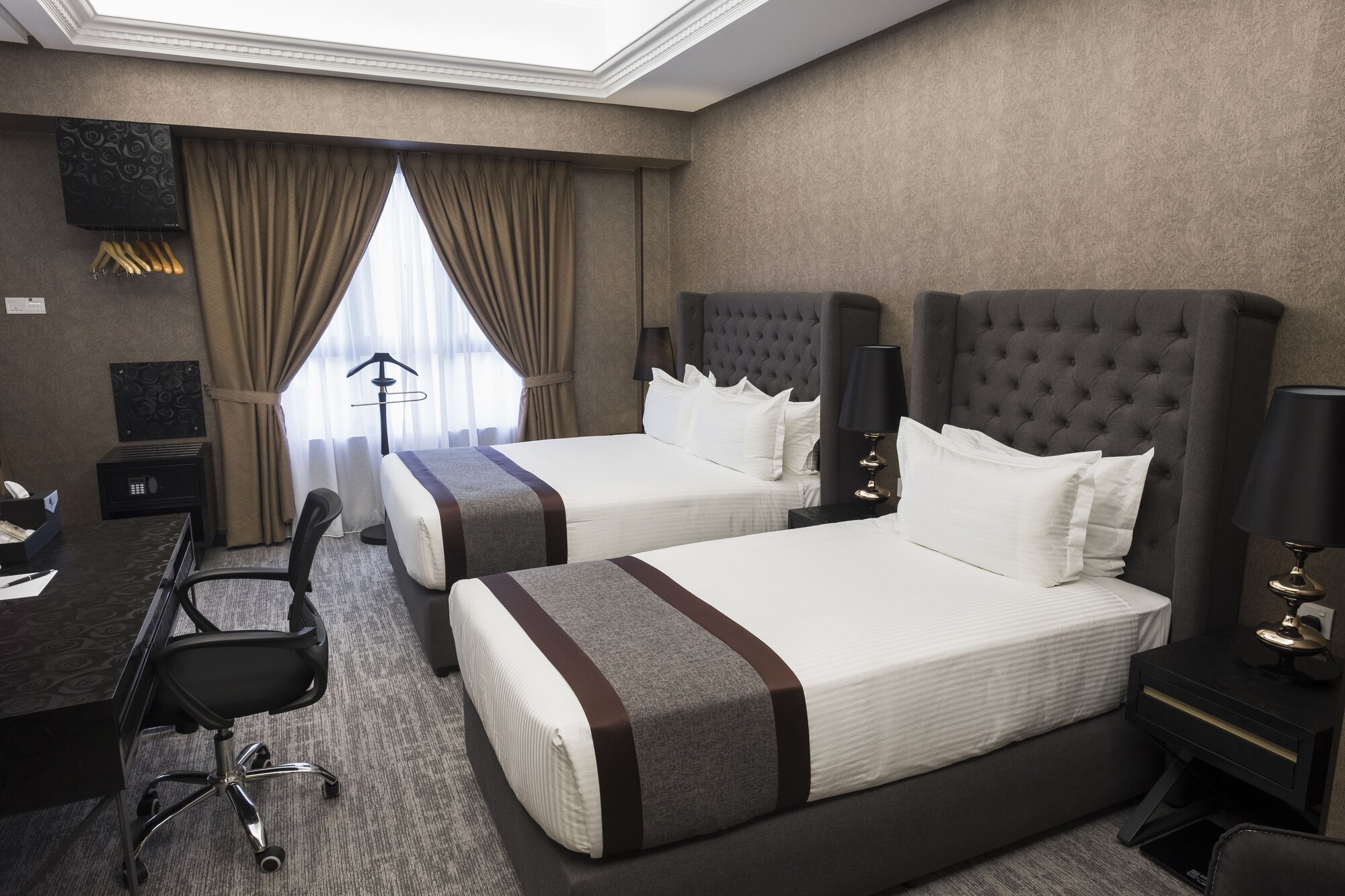 Chairman, Suite, 1 Queen and 1 Single Bed