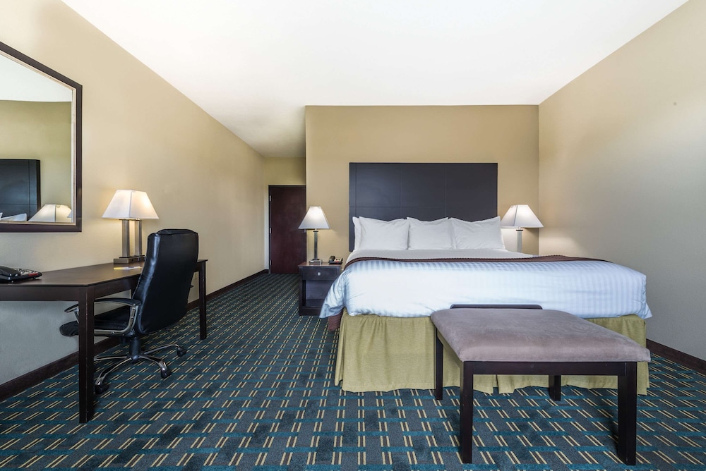 Days Inn & Suites by Wyndham Mineral Wells 13/37