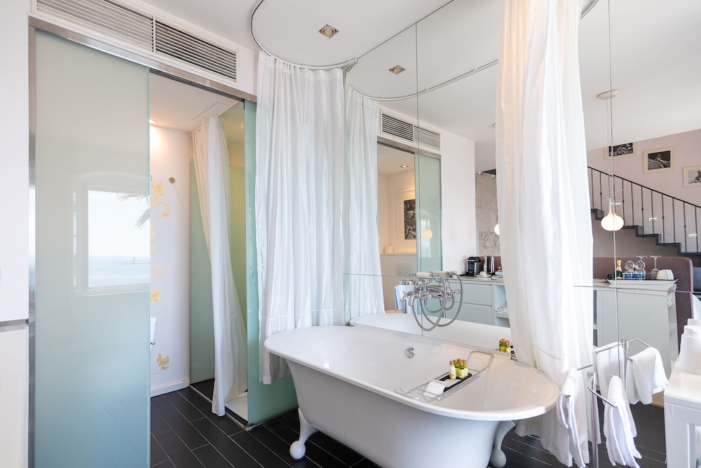 Riva Luxury Suites 48/50