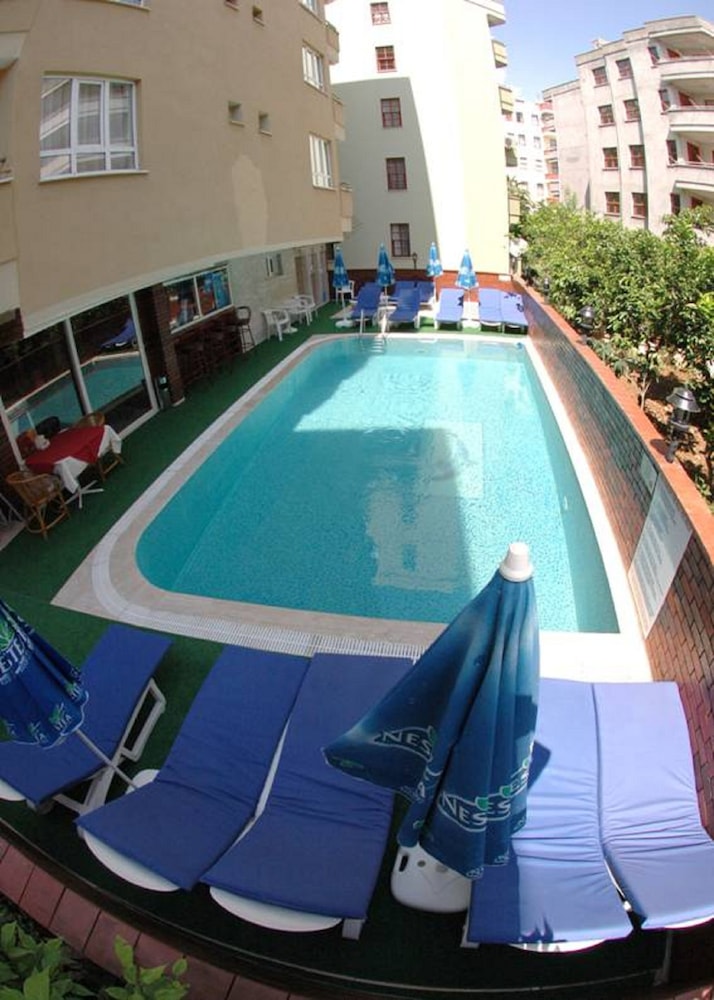 Miss Cleopatra Hotel 25/50