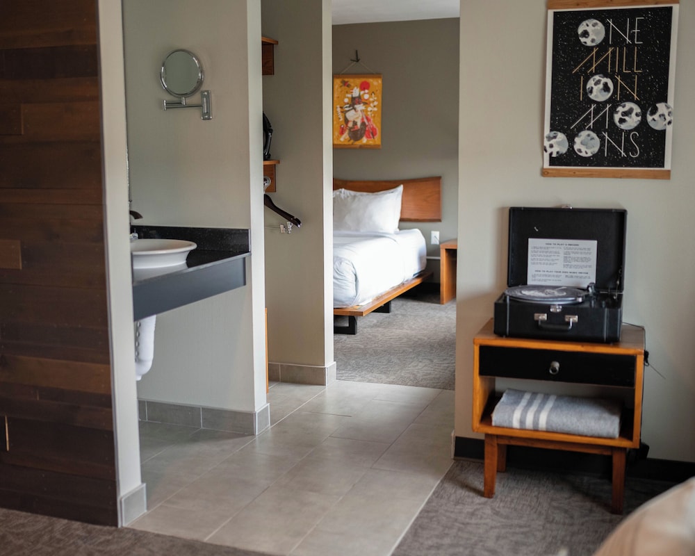 The Oxbow Hotel 43/69