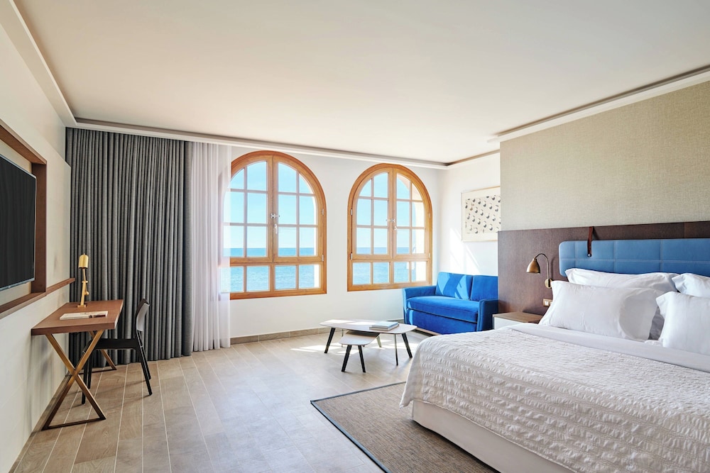 Junior Suite, King Bed, Beach Front, Le Meridien Ra Beach Hotel And Spa 3/7