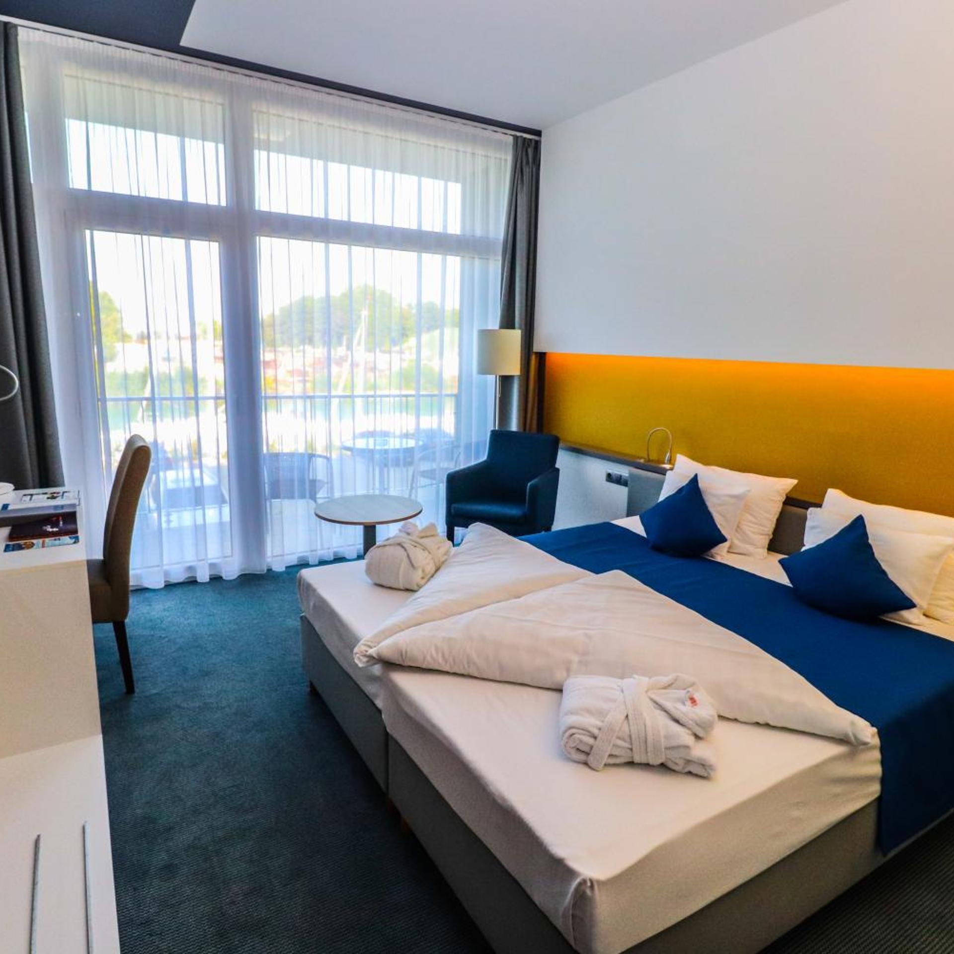 Room, King Bed, Lake View