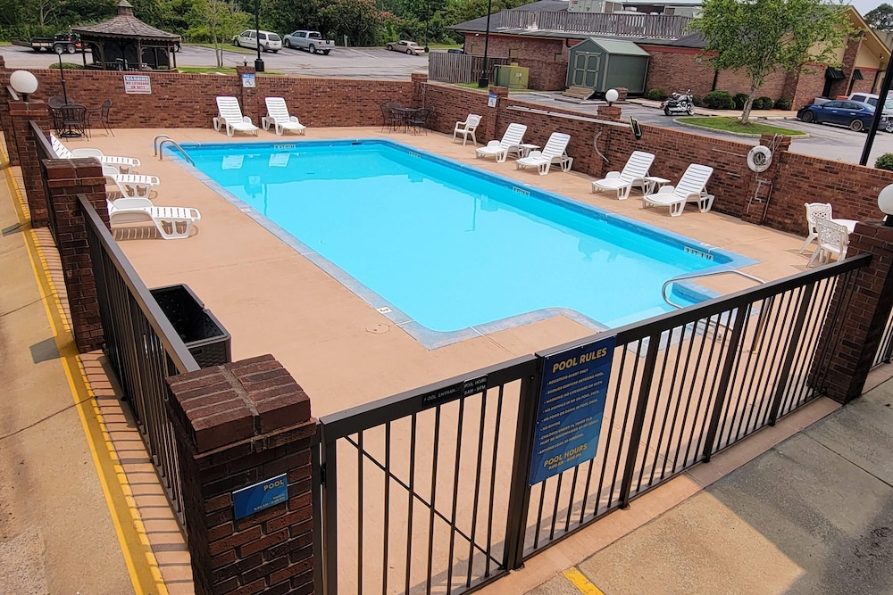 Days Inn by Wyndham Clanton, AL 37/40