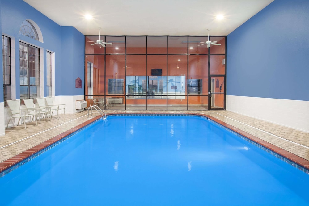 Super 8 by Wyndham White Hall 13/23
