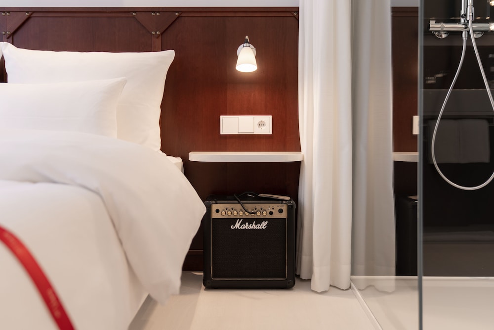 Ruby Leni Hotel Dusseldorf 24/77