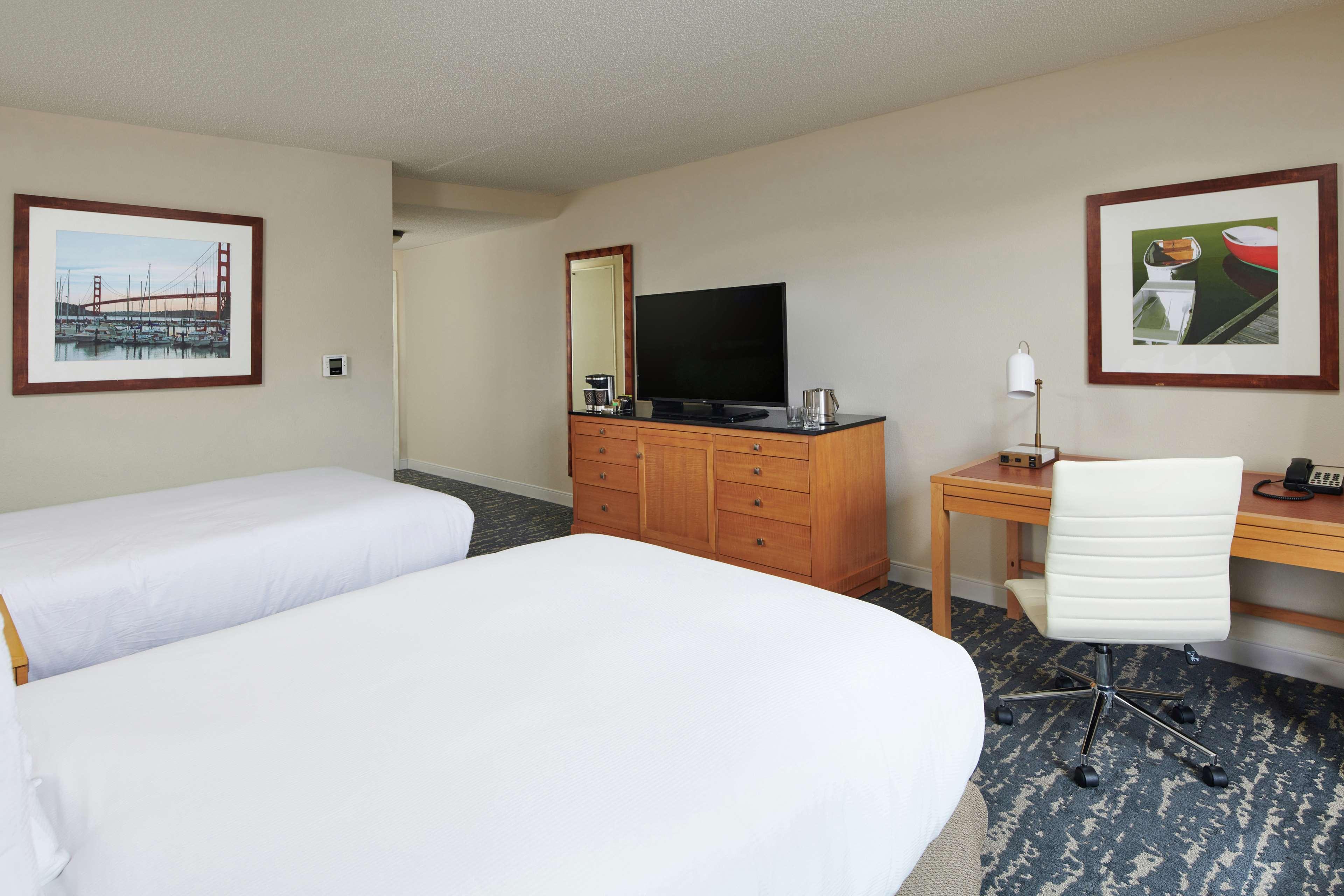 Room, Double Bed, Balcony, DoubleTree by Hilton Hotel Berkeley Marina 2/3