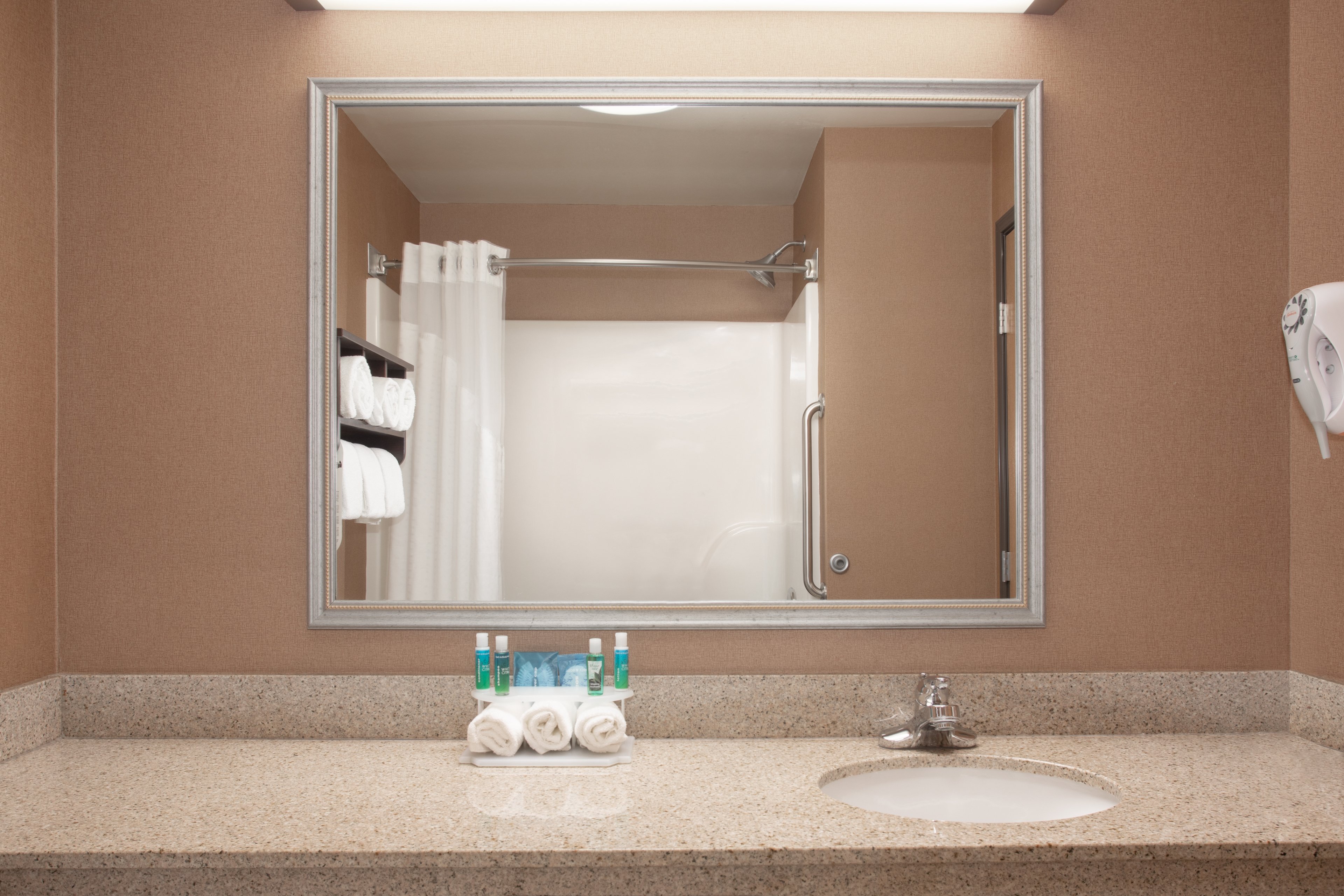 Holiday Inn Express Hotel Suites Yankton 70/71