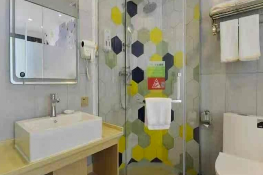 Vatica Hotel Anqing Wuyue Square Boai Hospital 18/20