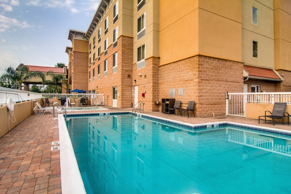 Fairfield Inn & Suites 4/32