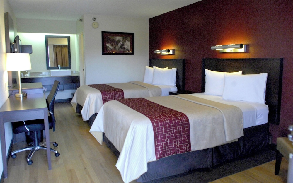 Non-Smoking Standard 2 Full Beds, Red Roof Plus Philadelphia Airport 2/5