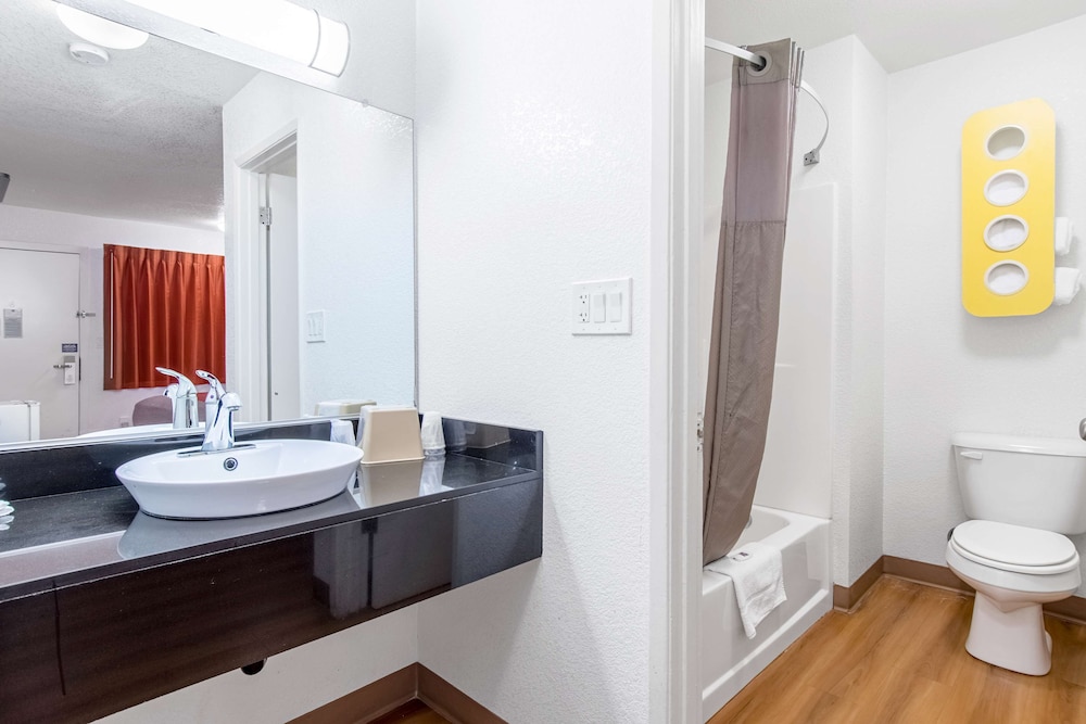 Motel6 Bakersfield, CA - Central 43/44