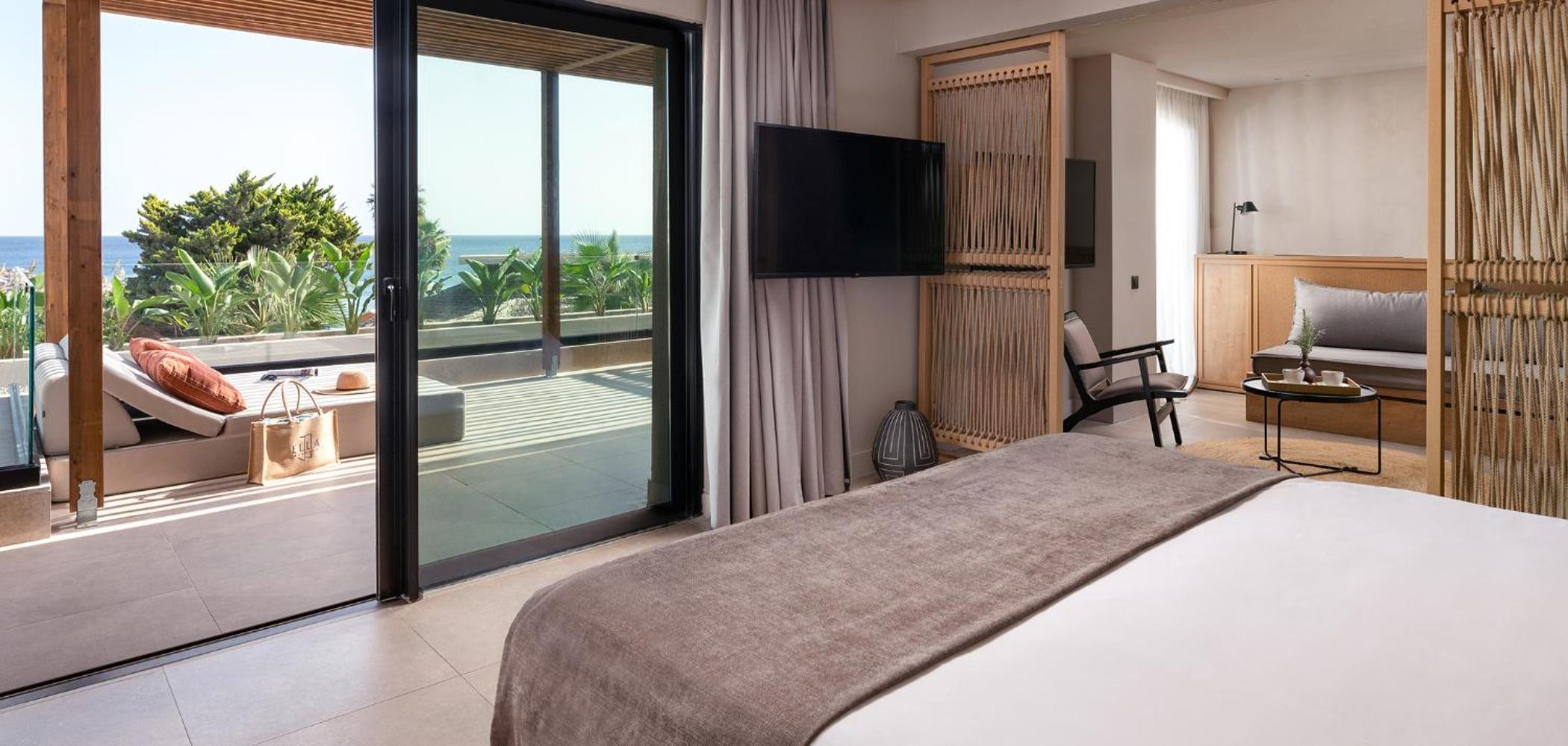 Suite, Sea Front