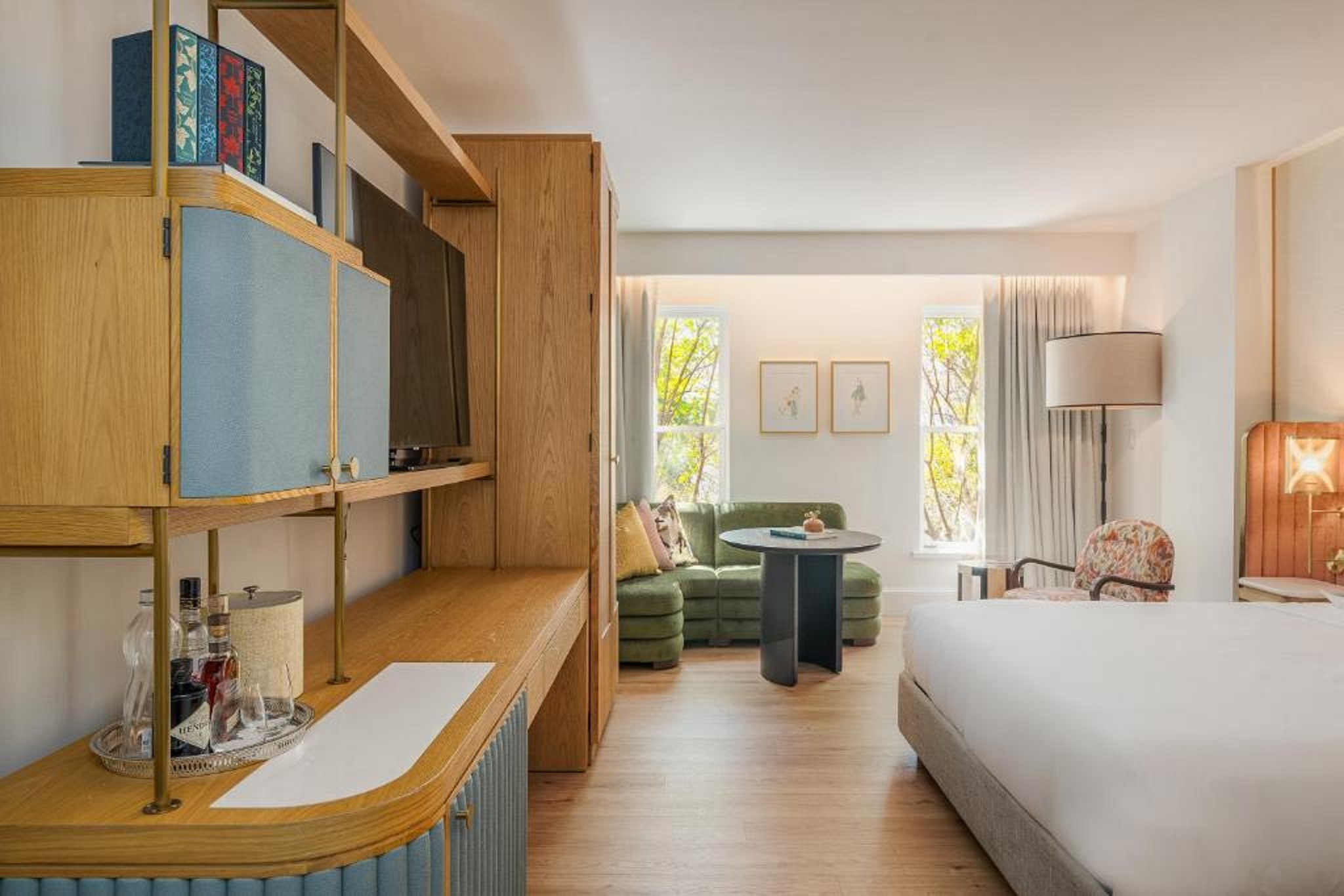 PREMIUM, SUITE, QUEEN BED, POOL VIEW