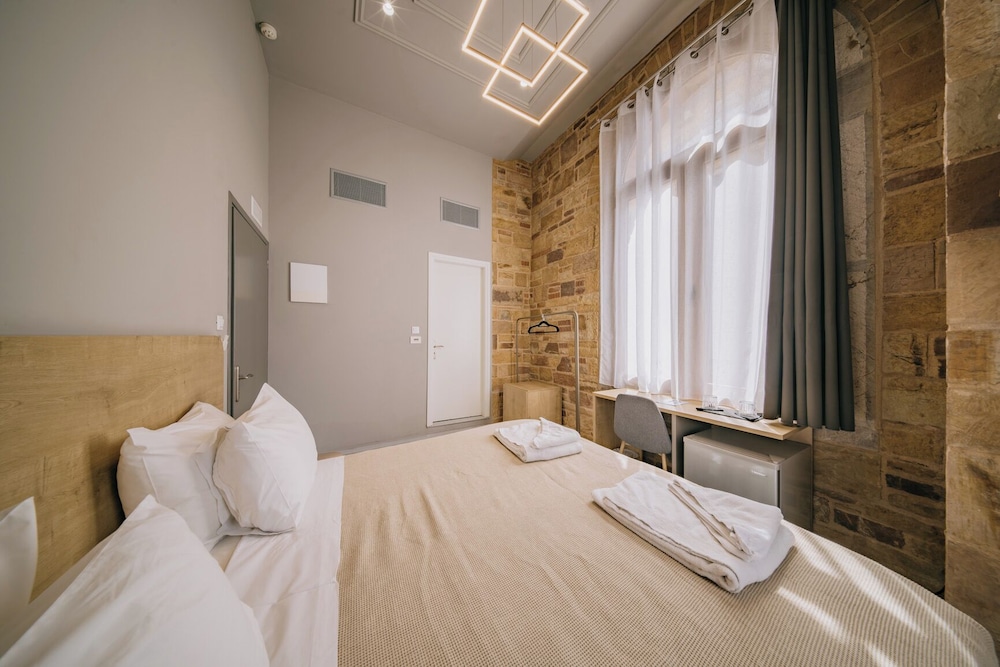 Chios City Inn 12/48