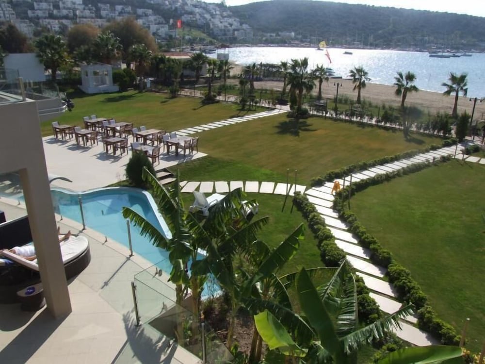 Ambrosia Hotel Beach & Spa 64/70
