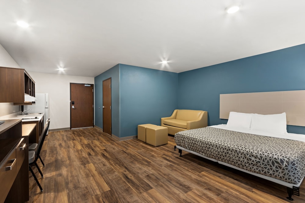 Suite, King Bed, Sofa, Accessible