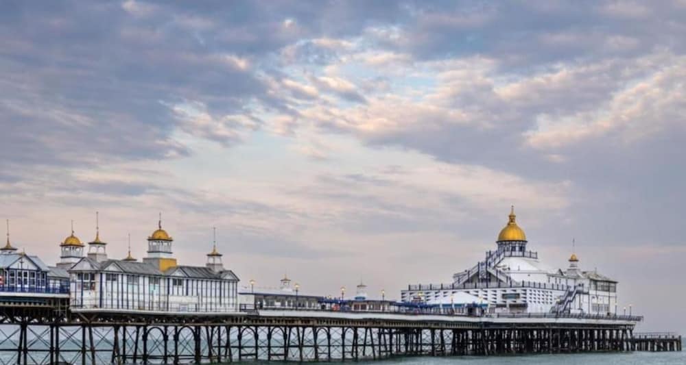 OYO Marine Parade Hotel Eastbourne Pier 57/60