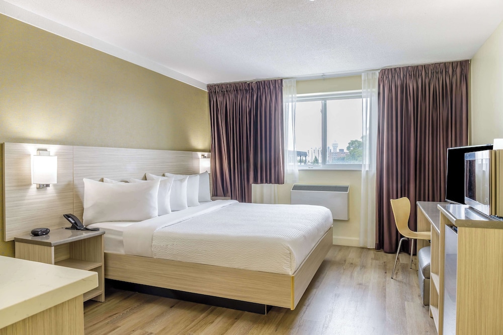 DELUXE, KING BED