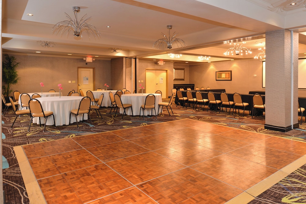 Holiday Inn Express Hotel Suites Dallas South Desoto 39/72