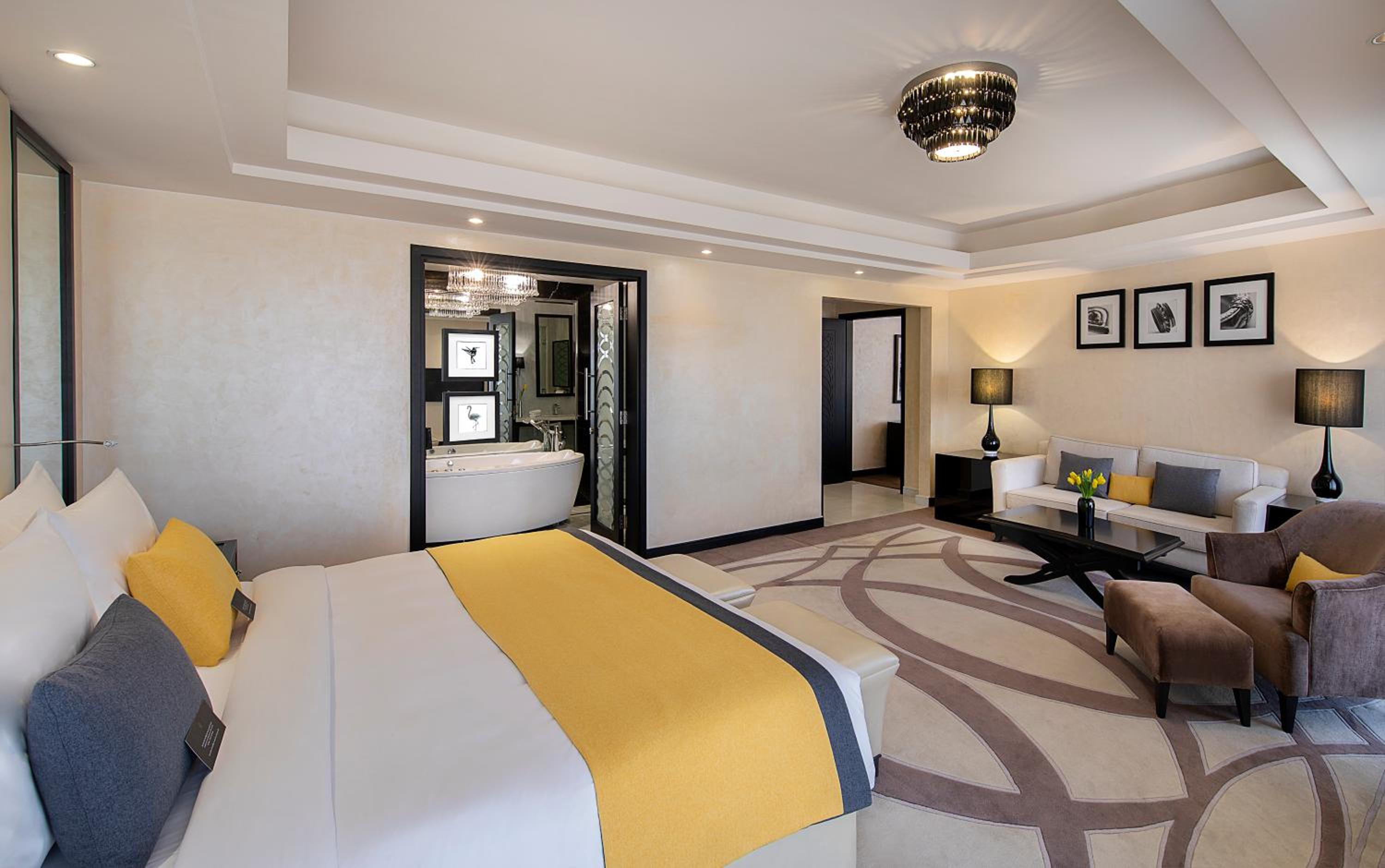 جناح ملكي بسرير كينج وسريرين كينج بغرفتي نوم، فوكو الرياض(voco Riyadh by IHG) 3/10