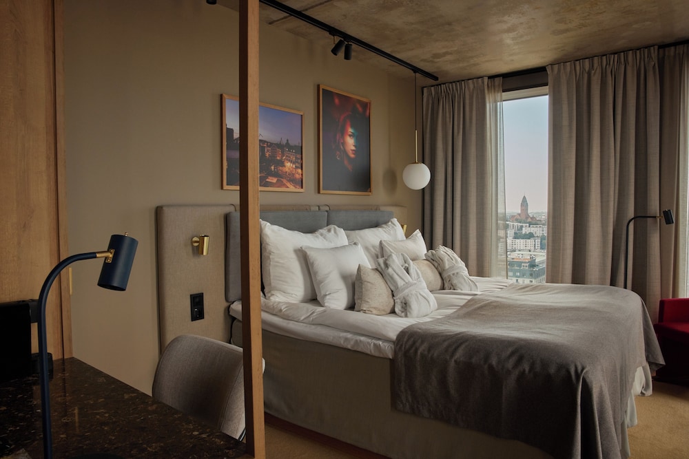 DELUXE, DOUBLE BED