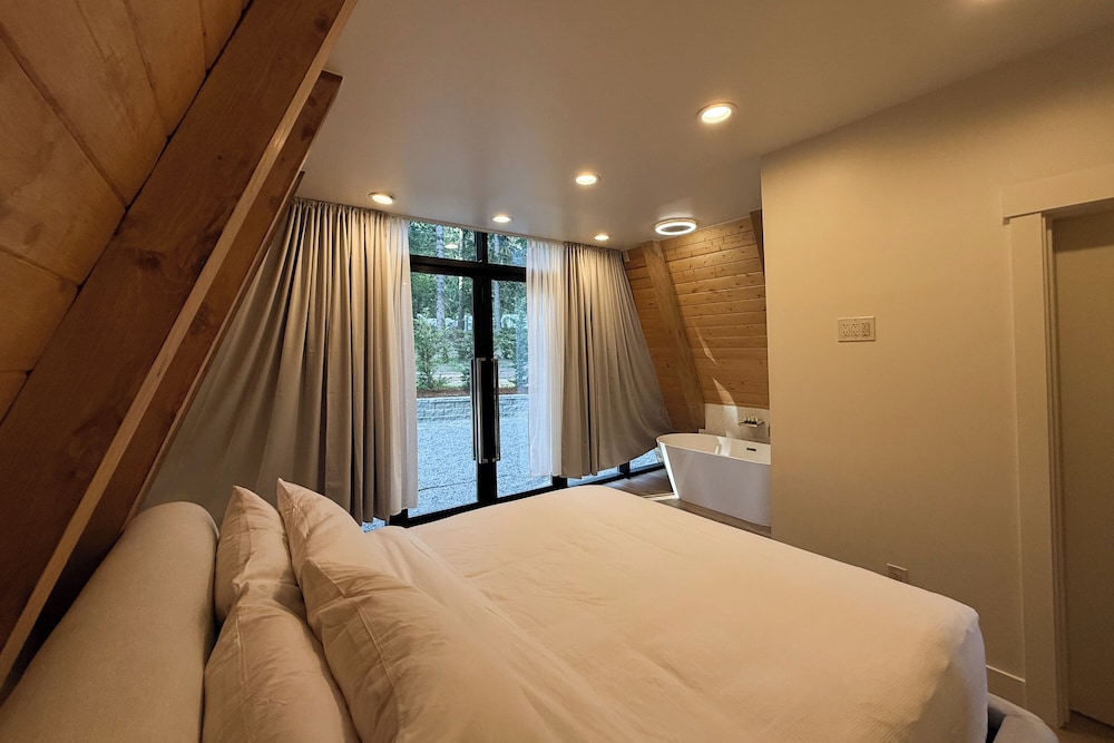 Paradise Village Hotel 24/67
