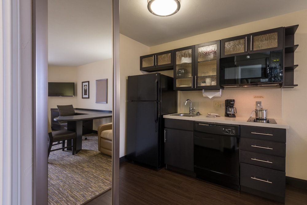 Candlewood Suites Midwest City 13/45