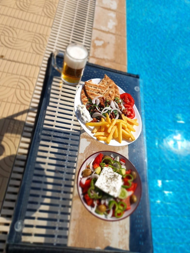 Maroula Blue Studios And Suites 58/70