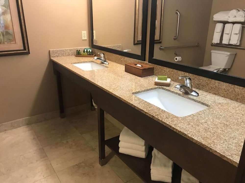 Fourwinds Lakeside Inn Marina 46/48