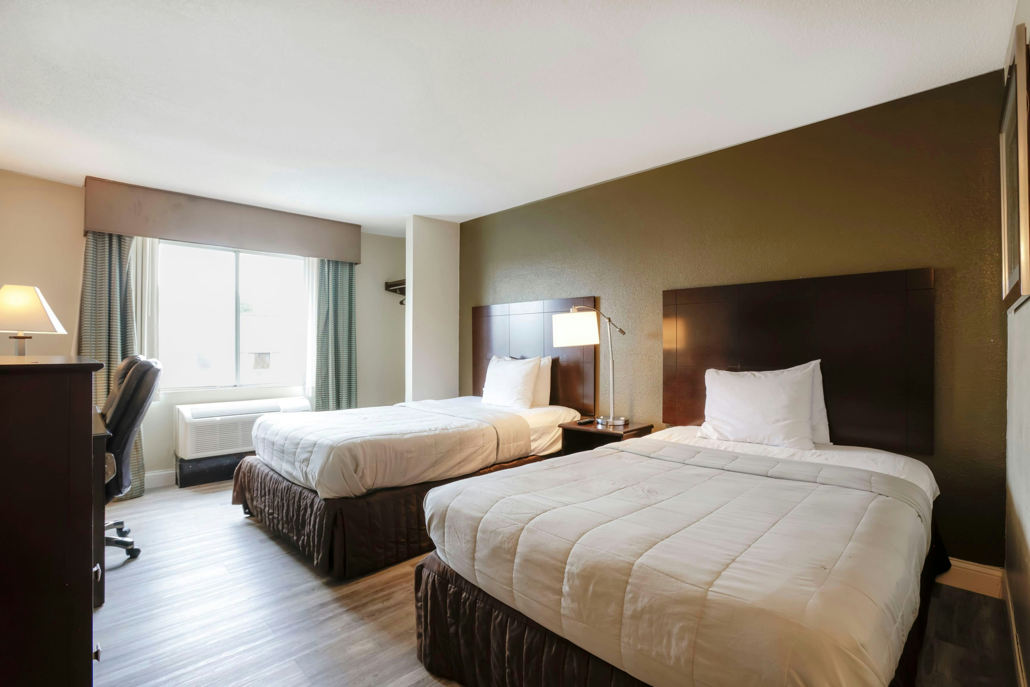 Copley Inn & Suites By OYO Akron OH 40/74