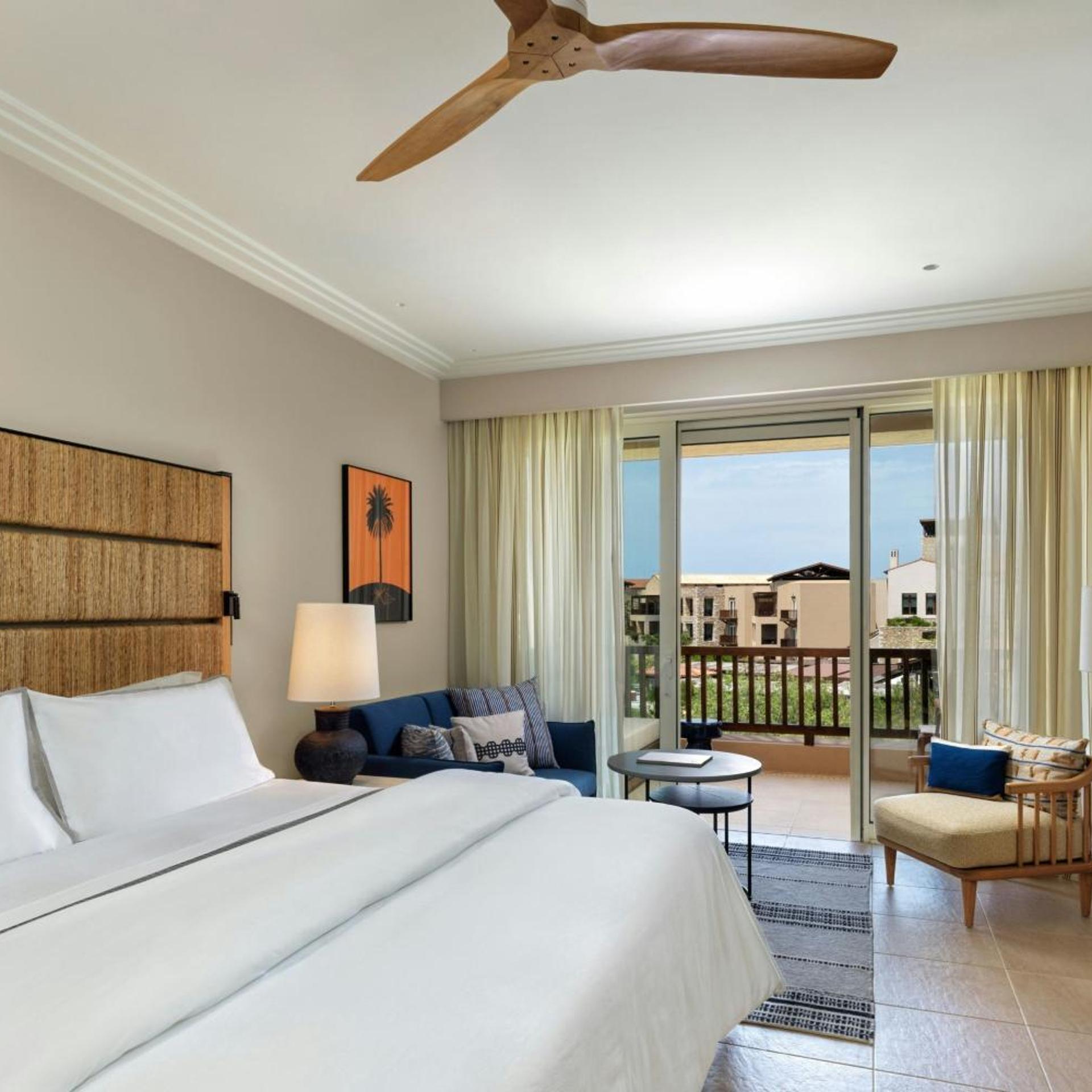غرفة ديلوكس بسرير كينج بإطلالة على الحديقة بشرفة مع أريكة، The Westin Resort, Costa Navarino 2/9