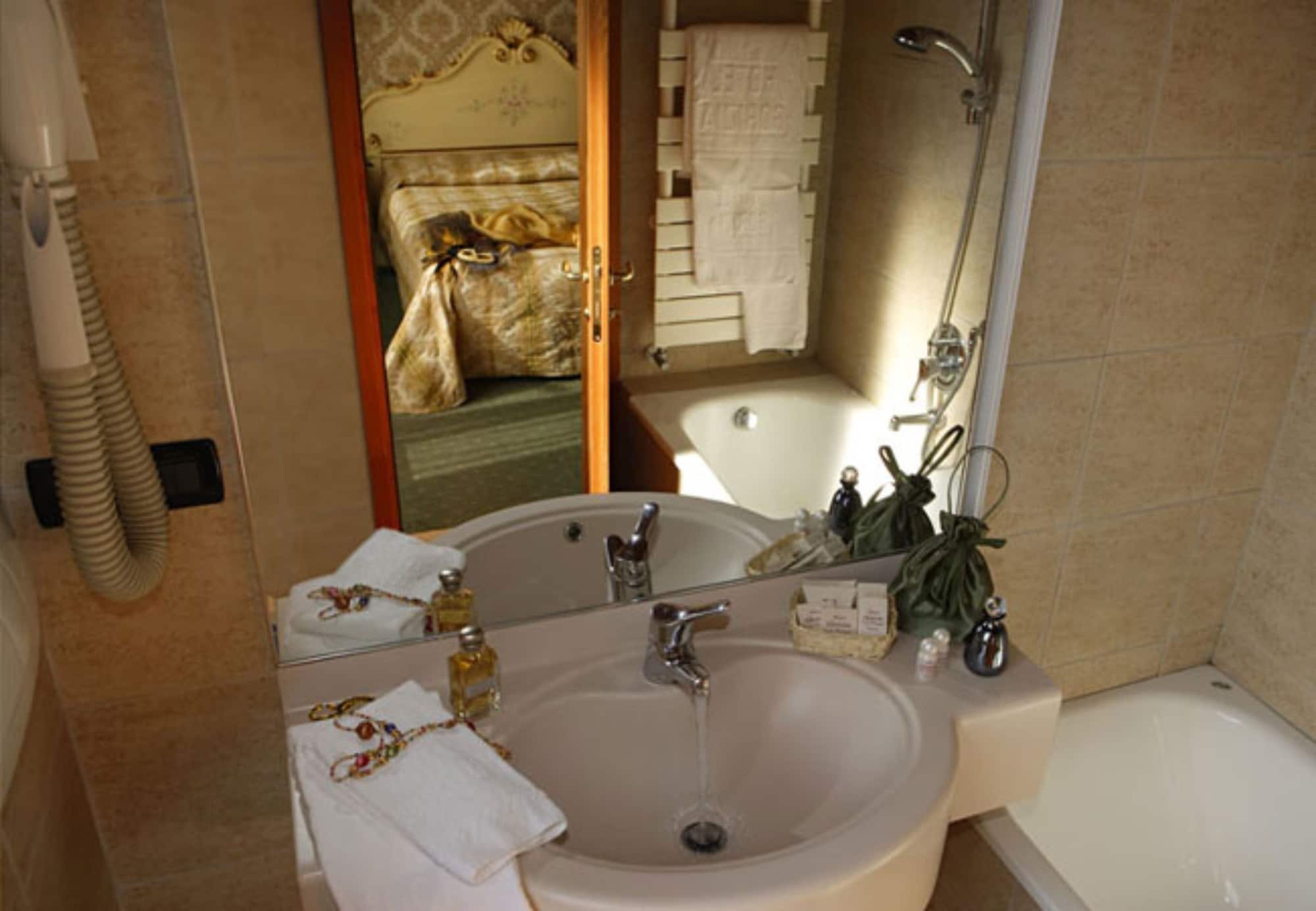 ROOM, DOUBLE BED, CITY VIEW