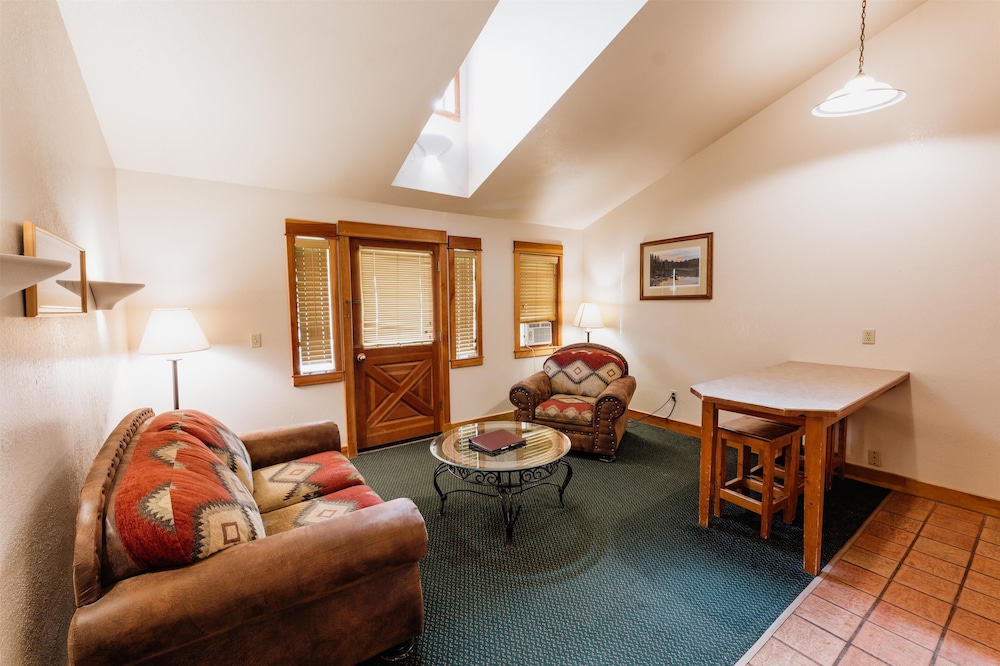 Chico Hot Springs Resort 31/50