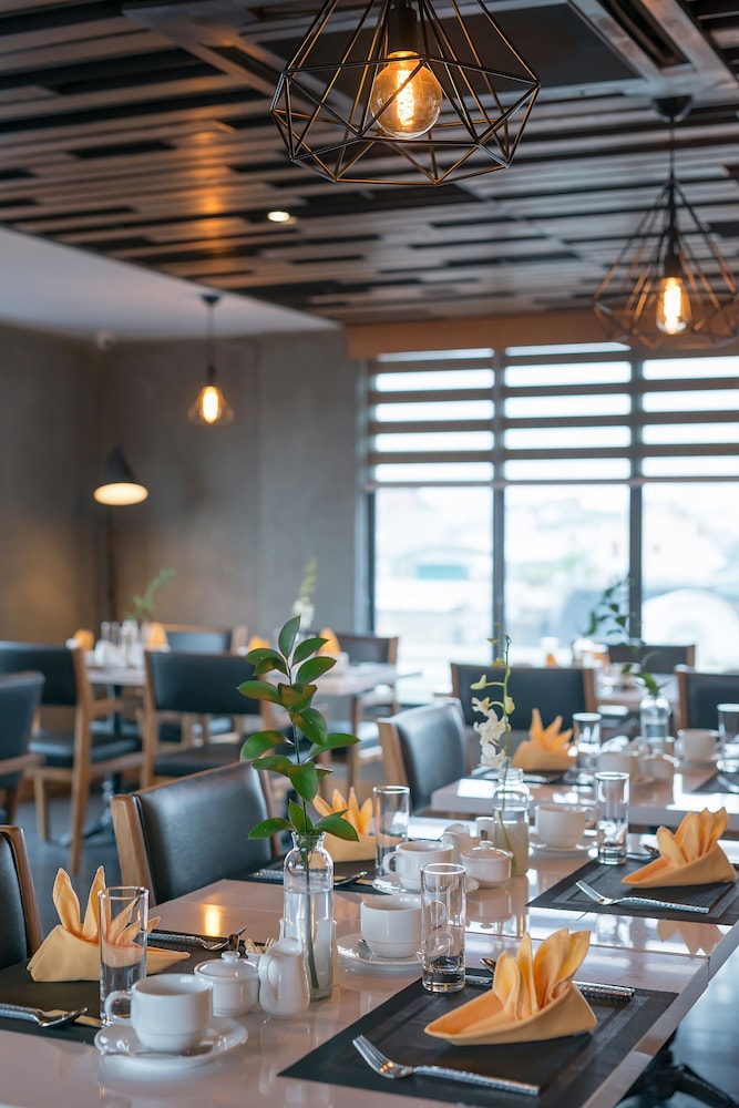 Bespoke Trendy Hotel Hanoi 42/50