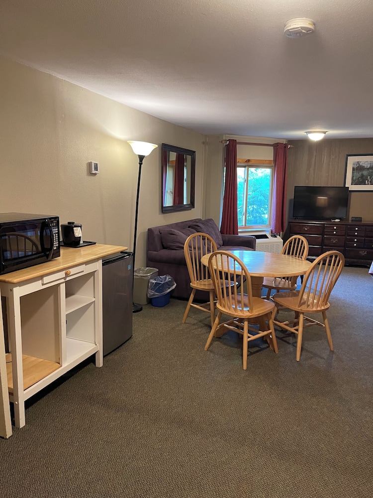 NORTHERN LIGHTS LODGE 48/70