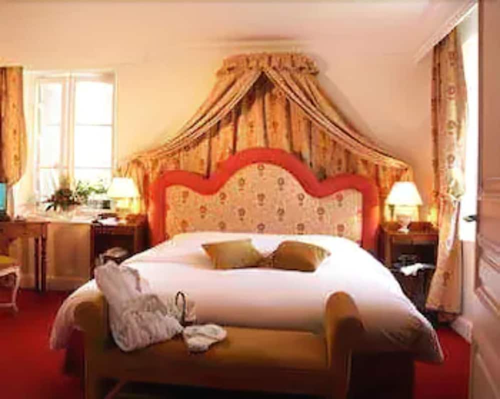 Chateau des Comtes de Challes 8/56