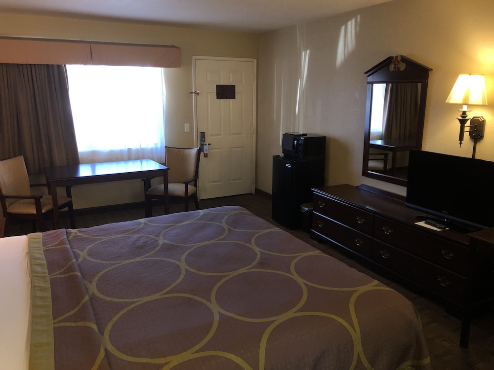 Super 8 by Wyndham Corning 20/25