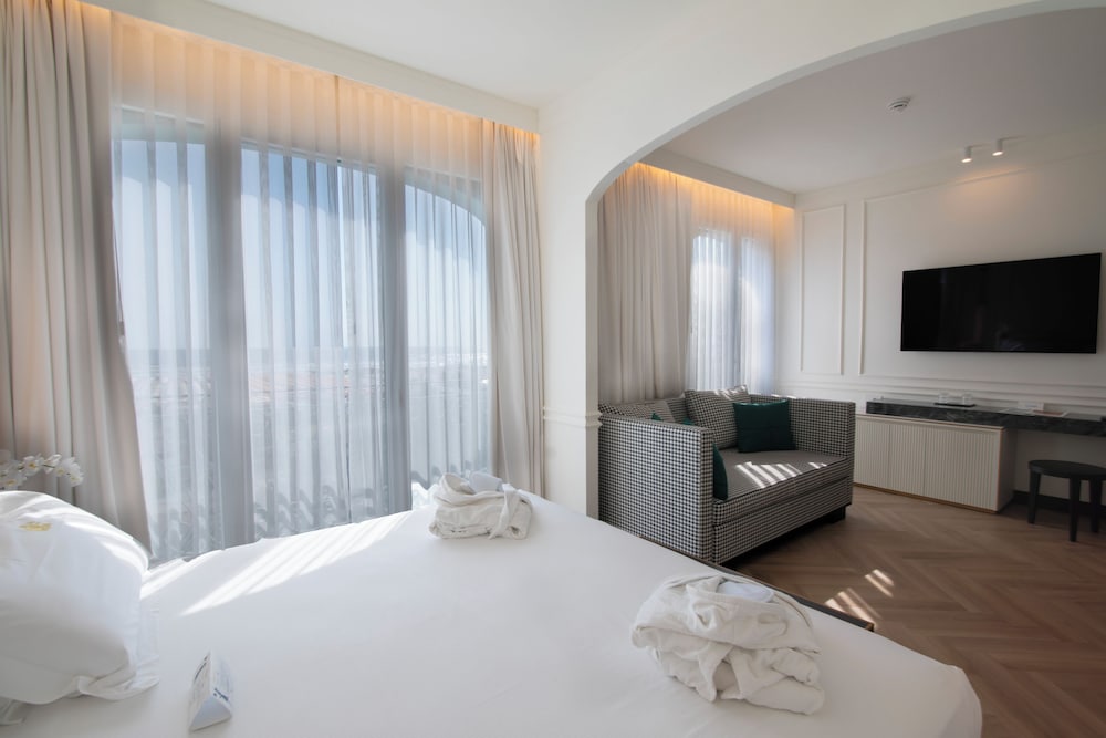 Junior Suite, Queen Bed, Sea View