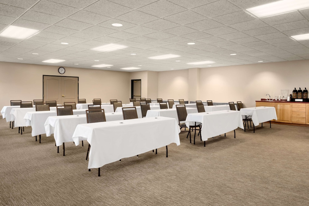 Country Inn & Suites by Radisson, Duluth North near Airport 31/34