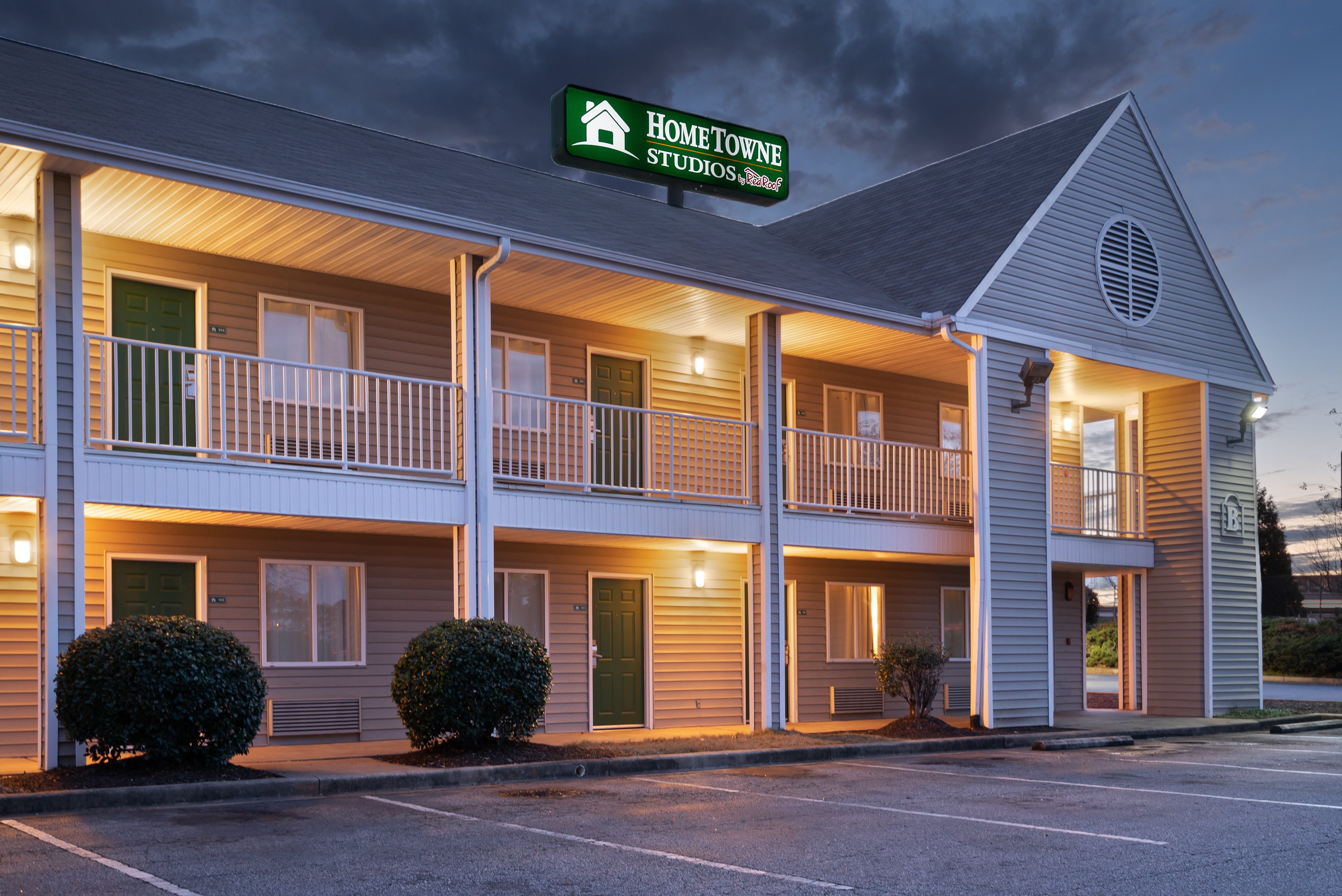 HomeTowne Studios by Red Roof Spartanburg - Asheville Highway 4/37