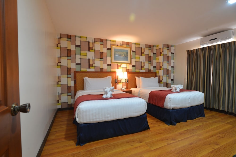 Royal Suites Condotel 11/18