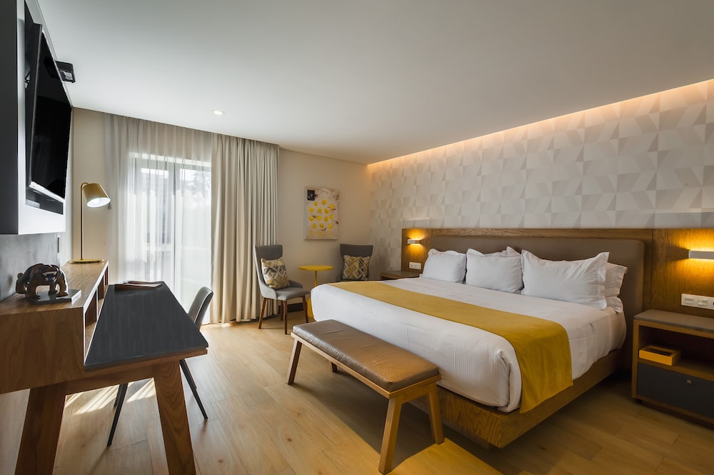 SUITE, QUEEN BED