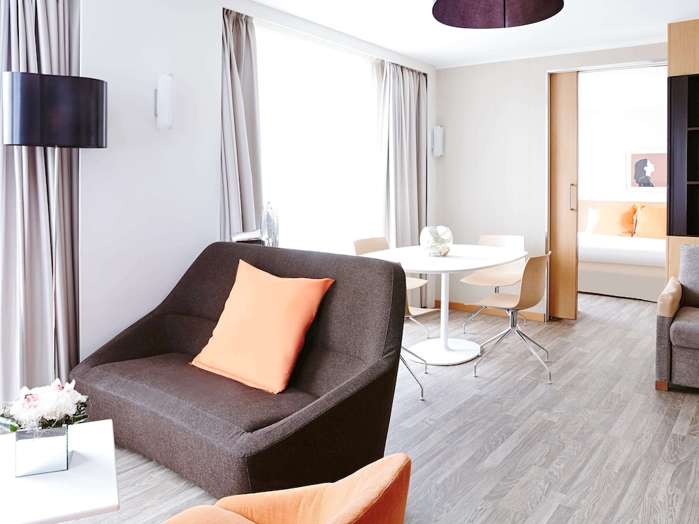NOVOTEL EDINBURGH PARK 49/71