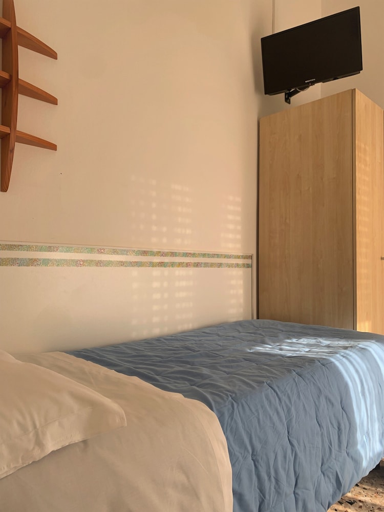 Albergo Moderno 8/33